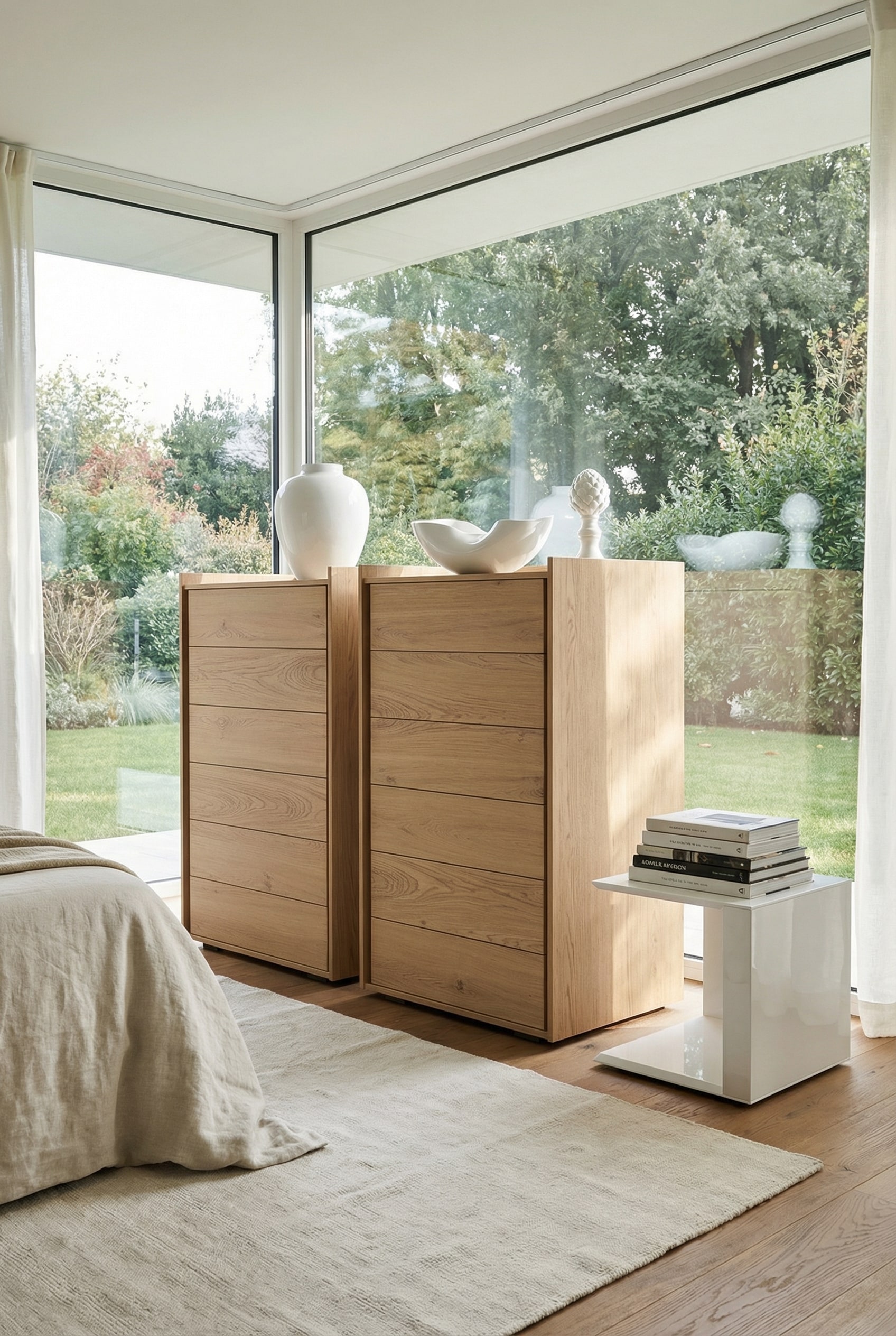Hochkommode mit Materialmix aus gl&auml;nzenden und matten Holzoberfl&auml;chen in gem&uuml;tlichem Raum.