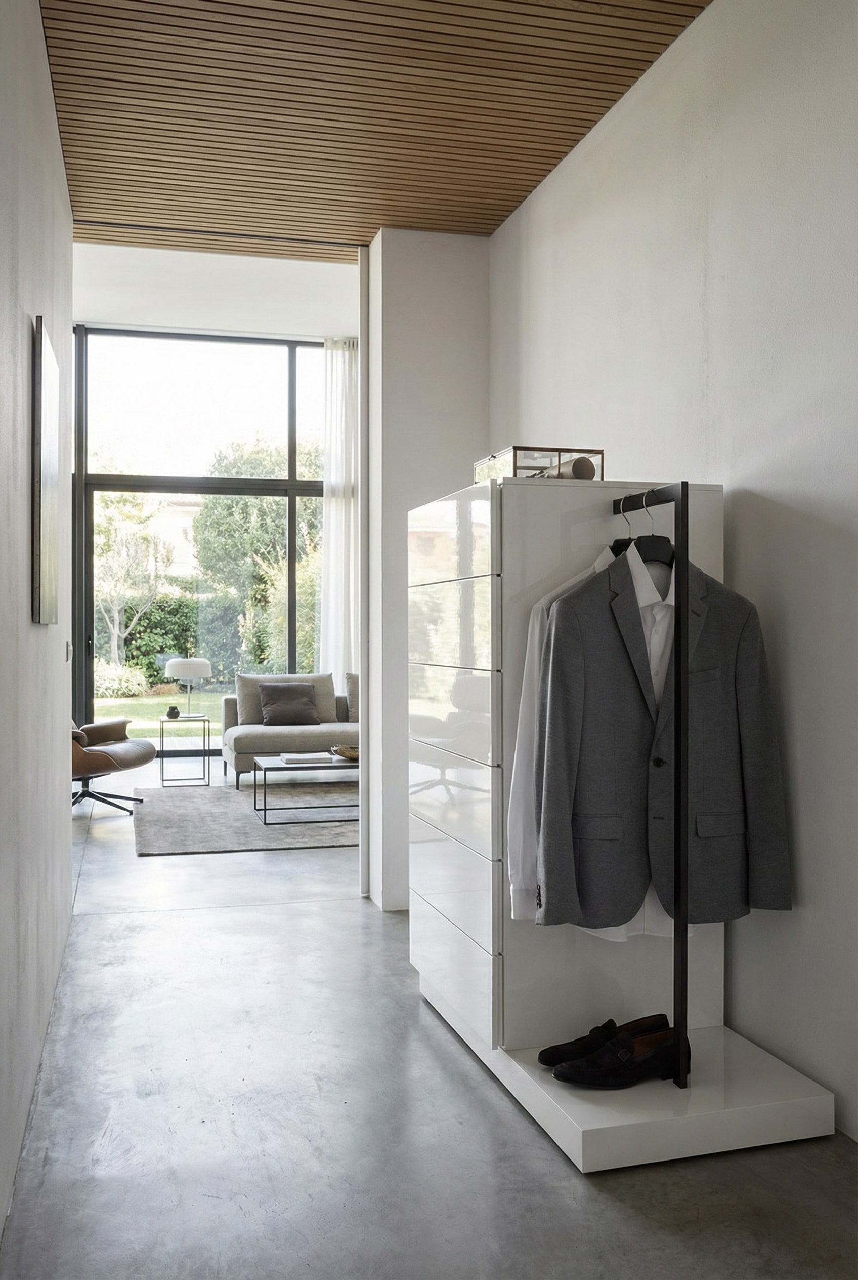 Multifunktionale Hochkommode mit integrierter Garderobe in einem stilvollen Eingangsbereich.