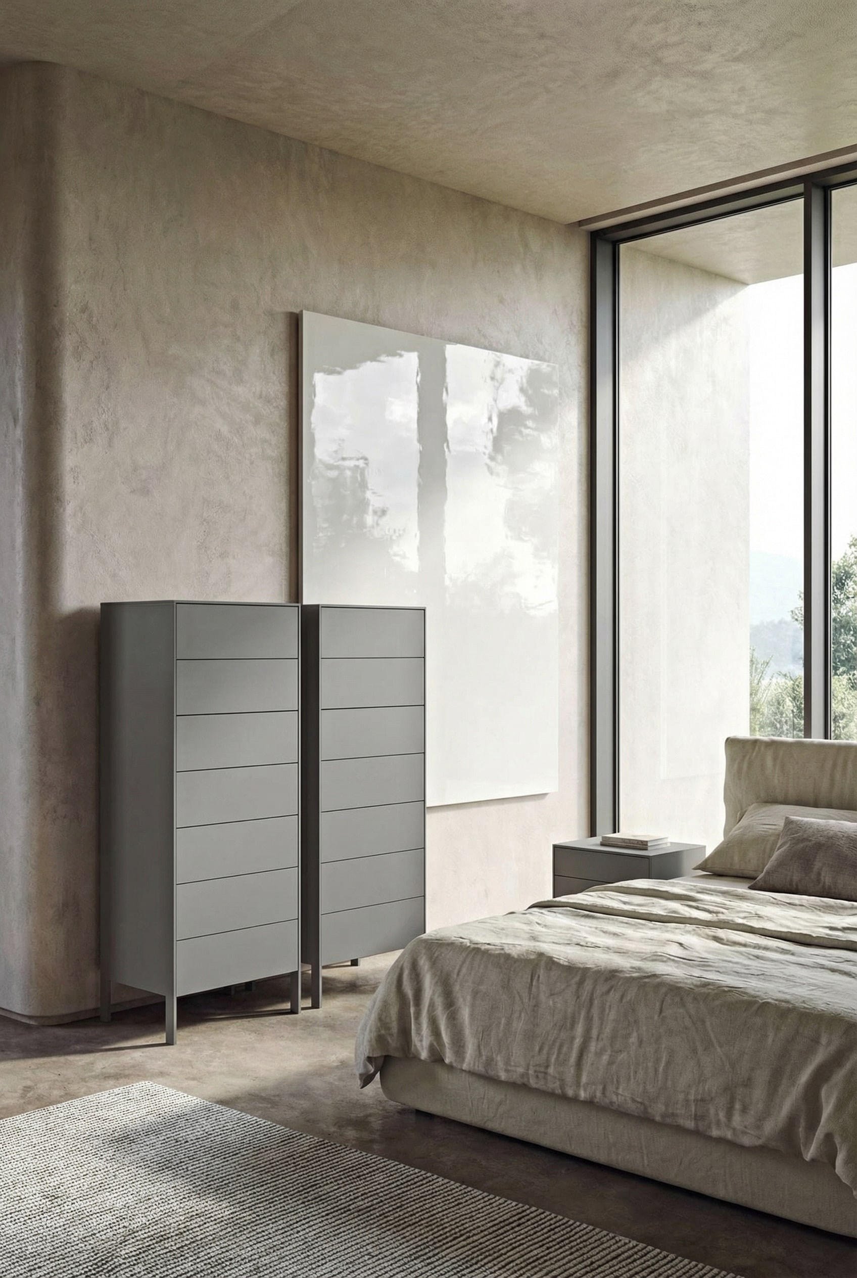 Hochgl&auml;nzende Designer-Hochkommode in einem modernen Schlafzimmer mit weicher Lichtreflexion.
