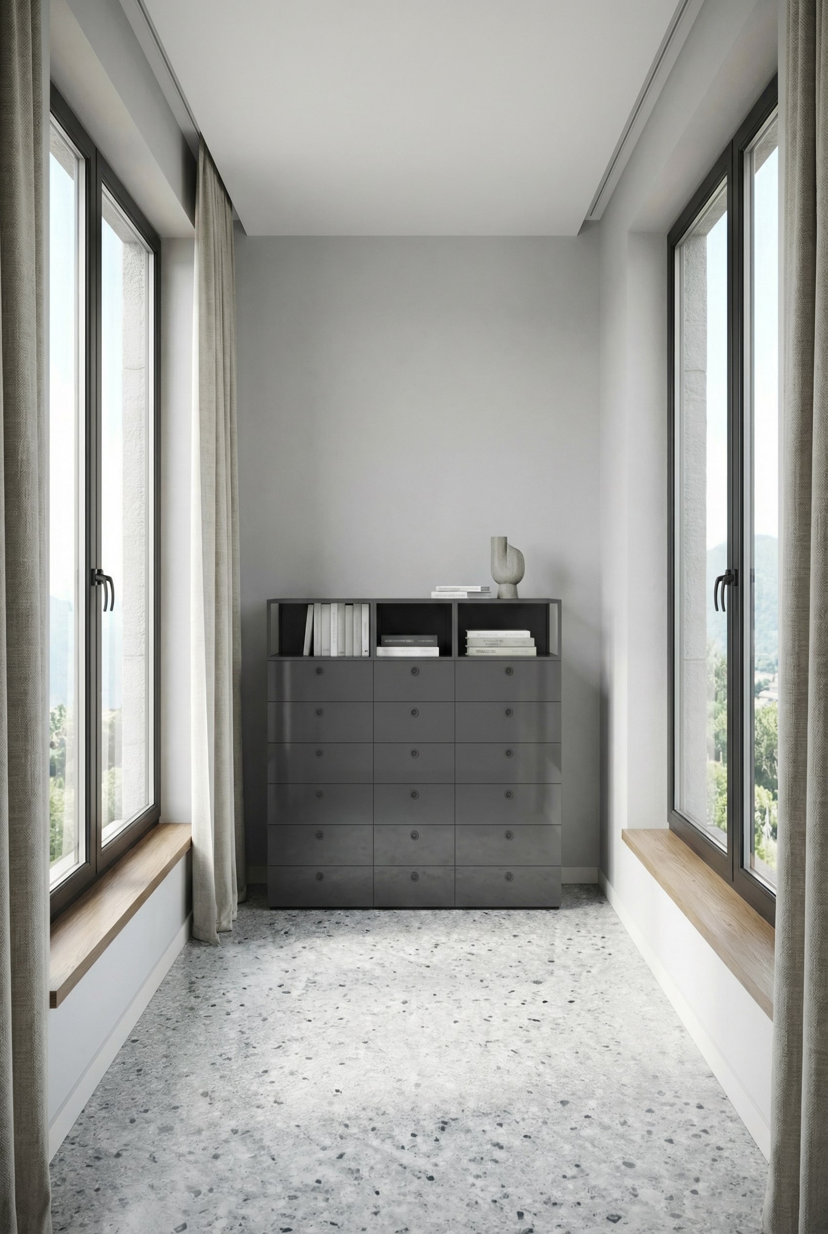 Schlanke, hohe Designer-Kommode in einem modernen Flur mit viel Bodenfreiheit.