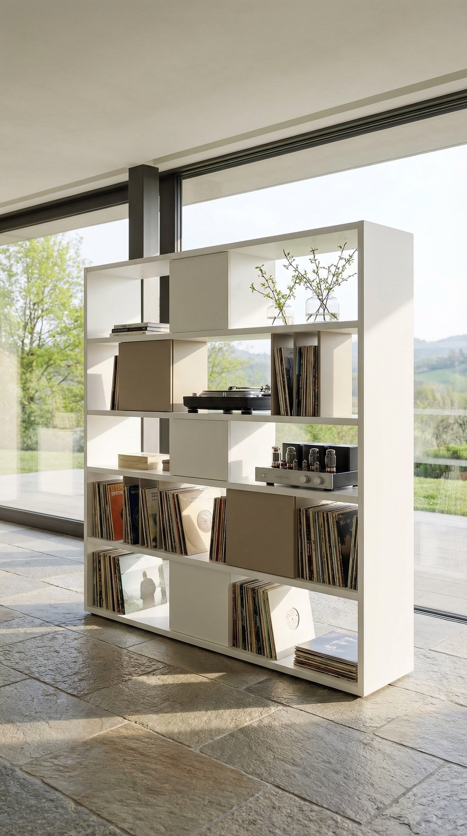 Freistehendes Standregal als Raumteiler mit Schallplatten und Lichtdurchfall Freistehendes Standregal als Raumteiler mit Schallplatten und Lichtdurchfall
